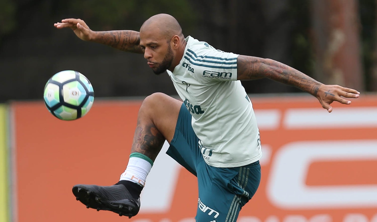 Felipe Melo muda para voltar e 