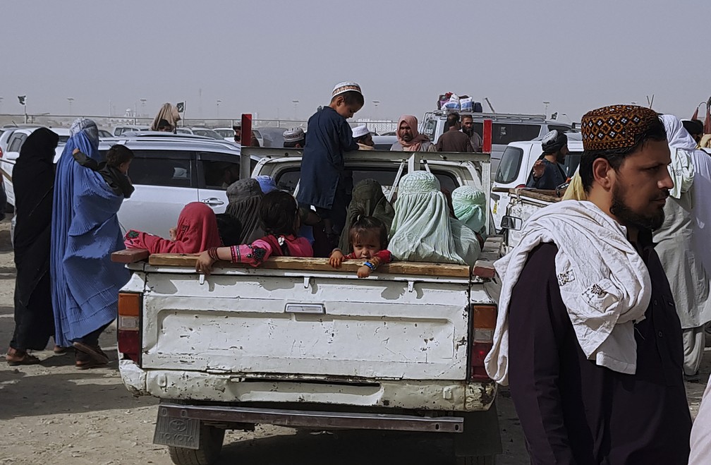 Pessoas chegam para tentar cruzar a fronteira com o Afeganistão, em uma passagem com Chaman, no Paquistão. — Foto: ASSOCIATED PRESS