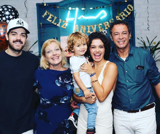 Soohie Charlotte com os pais, o irmão e o filho (Foto: Reprodução/Instagram)