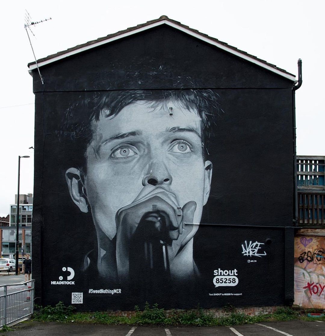 Amazon pede desculpas depois de apagar mural de Ian Curtis para divulgar rapper, na Inglaterra