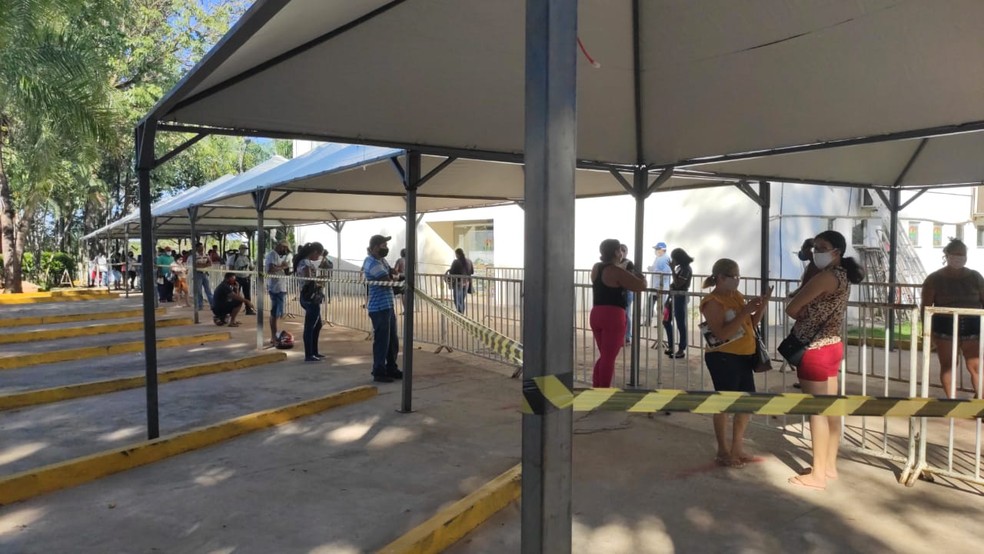 Moradores fizeram fila para pegar o medicamento — Foto: Prefeitura de Cáceres-MT