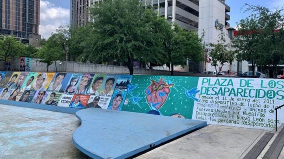 Chamada 'Pra&ccedil;a dos Desaparecidos' em Monterrey - um memorial para as milhares de pessoas desaparecidas localmente &mdash; Foto: MARCOS GONZ&Aacute;LEZ / BBC
