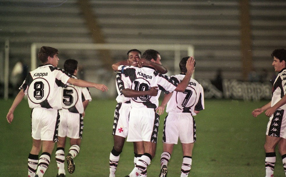Edmundo comemora com os companheiros: cena corriqueira no Brasileiro de 1997 (Foto: Fabio Motta / Agência Estado)