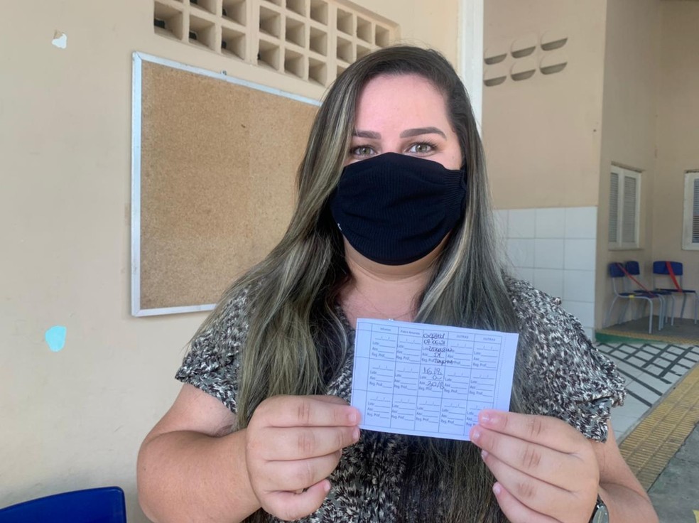 A auxiliar de sala Angélica Targino foi uma das primeiras a se vacinar no CMEI Professora Carla Aparecida Albernaz Bandeira, no Tirol — Foto: Anna Alyne Cunha/Inter TV Cabugi