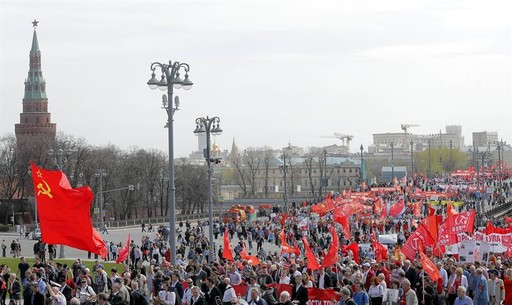 Trabalhadores comemoram o dia do trabalho em Moscou, na Rússia