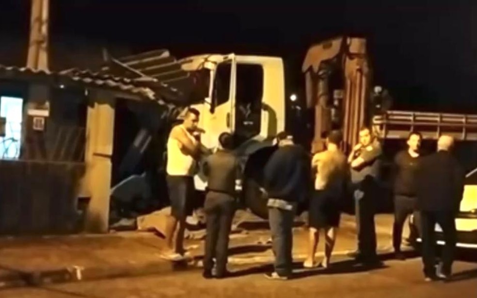Caminhão perde freio e atinge carro e muro de casa em Itapeva — Foto: Itapeva Alerta/ Reprodução 