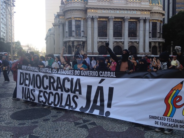 Protesto de professores chegou à Câmara Municipal por volta das 16h (Foto: Henrique Coelho / G1)