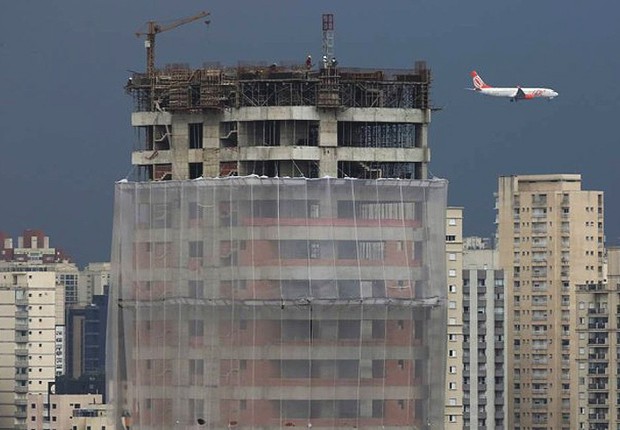 PrÃ©dio em construÃ§Ã£o no bairro do Brooklin, em SÃ£o Paulo ; imÃ³veis ; moradia ; habitaÃ§Ã£o ;  (Foto: Fernando Donasci/AgÃªncia O Globo)