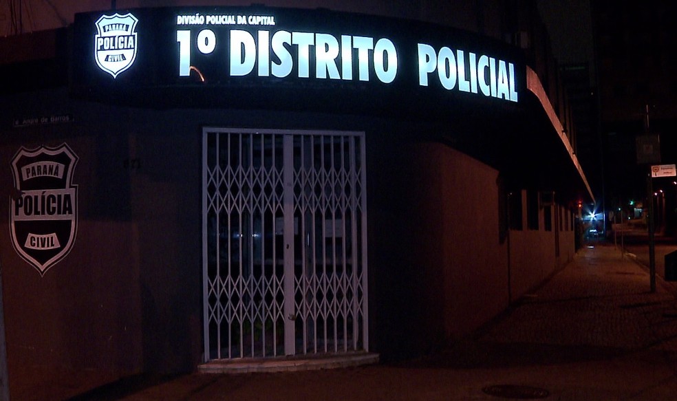Homem invadiu 1º Distrito Policial para fugir de assaltantes, em Curitiba — Foto: Tony Mattoso/RPC