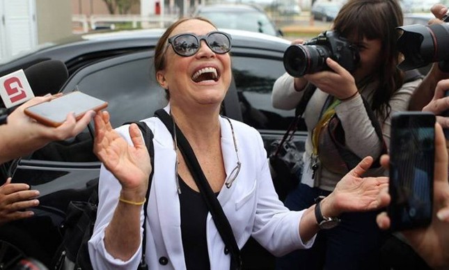 A atriz Regina Duarte, com o sorriso que é sua marca registrada, busca saber qual será sua autonomia na Cultura