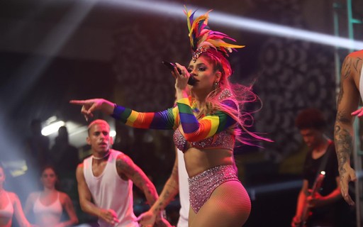Lexa usa figurino avaliado em R$ 7 mil em show com Rebecca e Ariadna no Rio