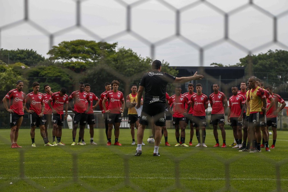 Em quatro jogos, Rogério Ceni usa 23 jogadores no São Paulo e confia em meio-campo 