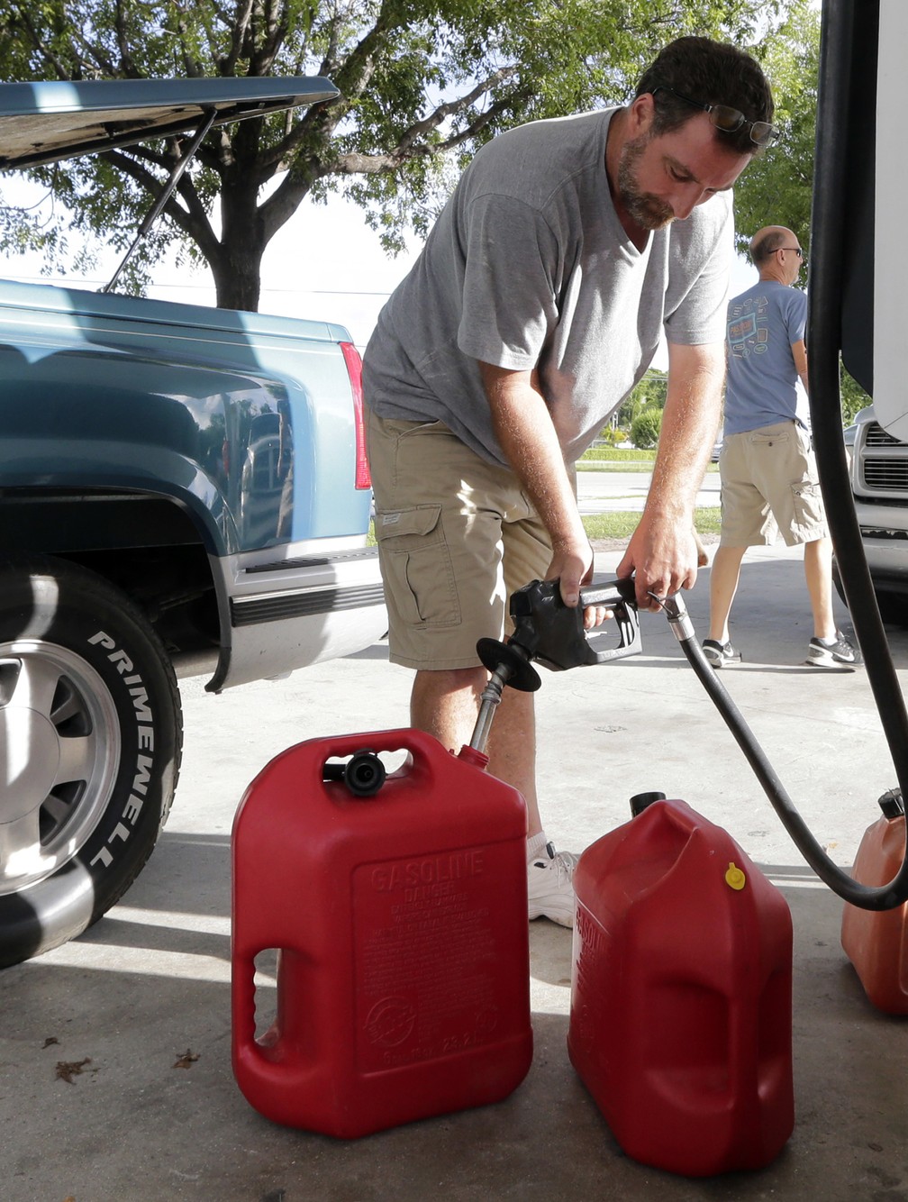 Na Flórida, homem estoca combustível diante da possível chegada do furacão Irma  (Foto: AP Photo/Alan Diaz)