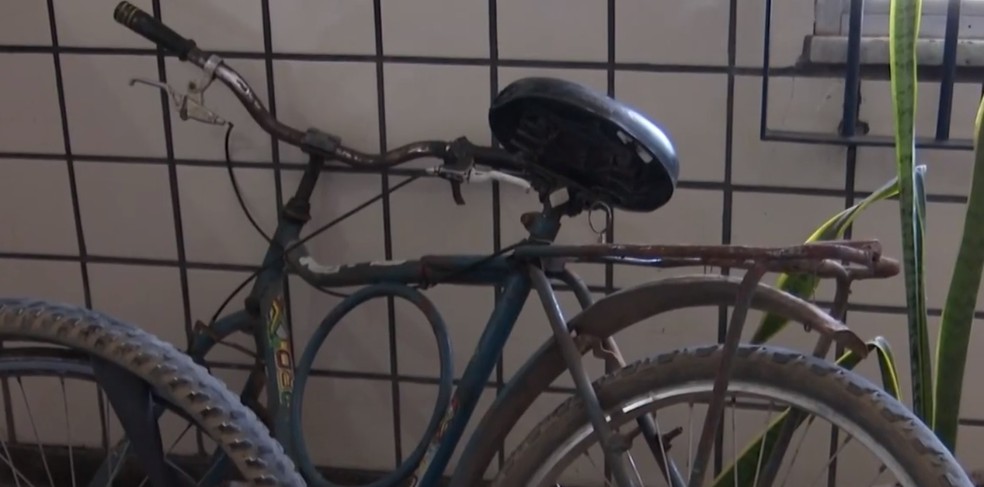 Idoso andava de bicicleta quando foi atingido pela ambulância — Foto: Reprodução/TV Santa Cruz
