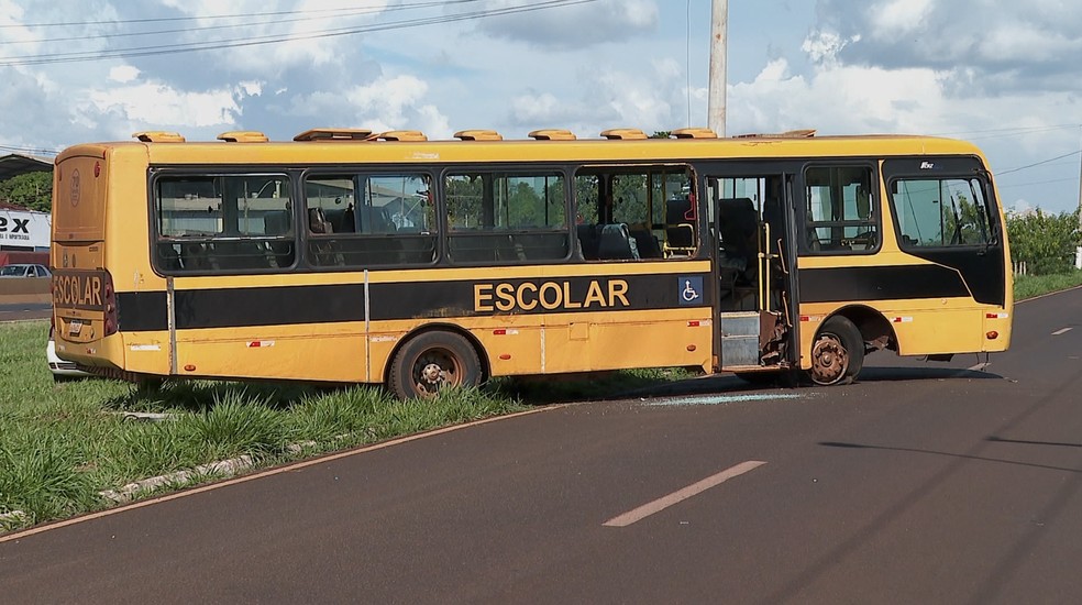 Ônibus escolar conduzido por motorista que teve mal súbito em Sertãozinho — Foto: Reprodução/EPTV
