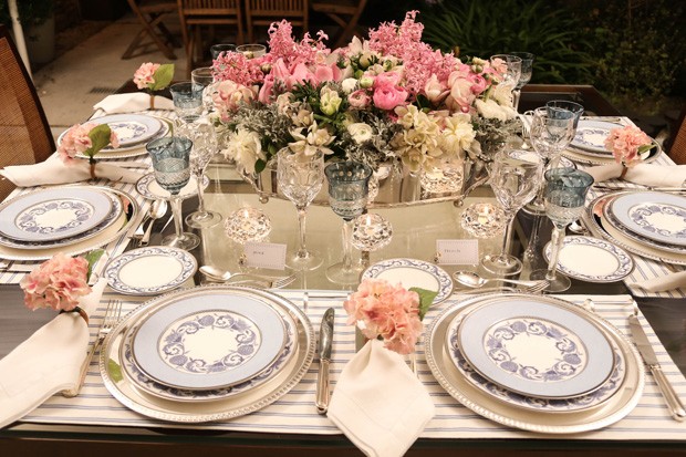 Vamos Receber: mesa azul e rosa (Foto: Michele Moll / divulgação)