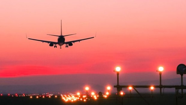 BBC - Em alguns aeroportos, o panorama é sombrio. A indústria da aviação projeta bilhões de perdas, enquanto o preço das passagens continua a cair devido à baixa demanda. (Foto: Getty Images)