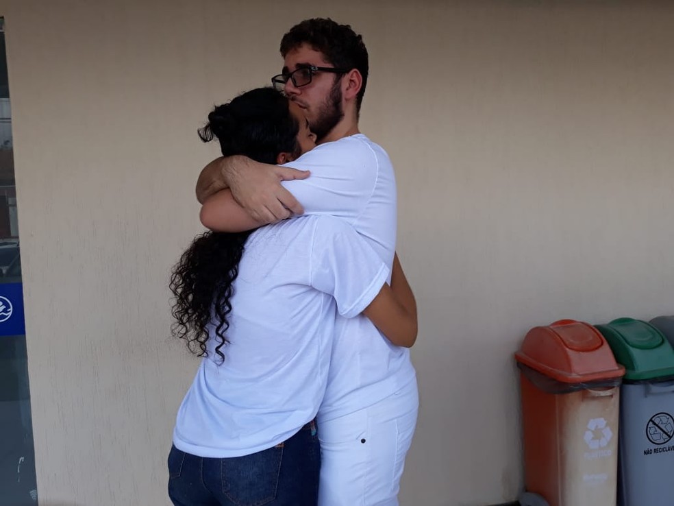 Amigos se emocionam durante velório de Túlio de Giovanni.  — Foto: Gilcilene Araújo/G1