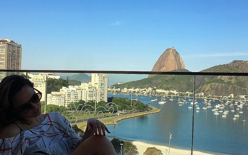 Ana Paula Renault Mostra Coxas Com Rio De Janeiro Ao Fundo