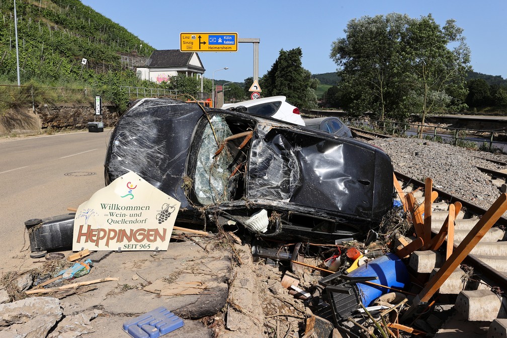 Carro danificado próximo a uma linha férrea em Heimersheim, um subúrbio de Bad Neuenahr-Ahrweiler, Alemanha — Foto: Wolfgang Rattay/Reuters