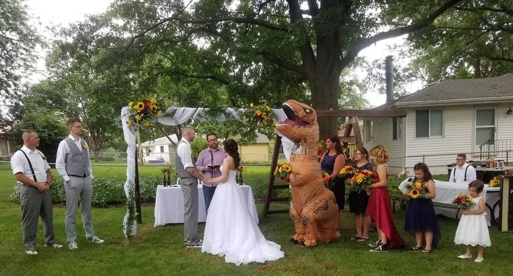 Madrinha aparece no casamento da irmã fantasiada de tiranossauro nos EUA — Foto: Christina Meador/Facebook