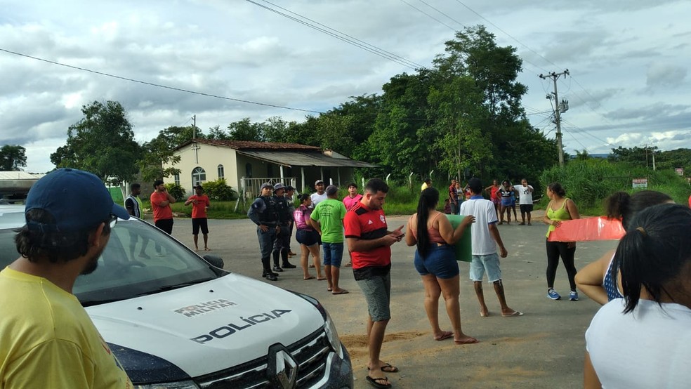Moradores protestam por melhorias na estrada — Foto: Divulgação