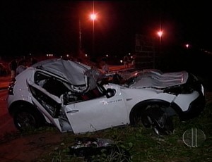 Carro que goleiro dirigia ficou destruído (Foto: Reprodução/Inter TV Cabugi)