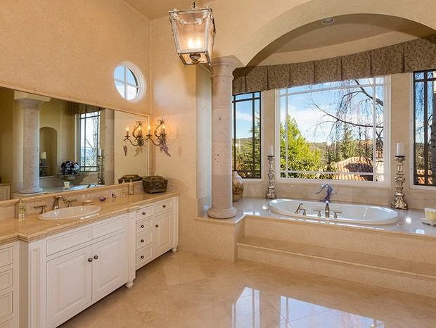 Banheiro com vista ampla da mansão de Britney Spears em Thousand Oaks (Foto: Divulgação)