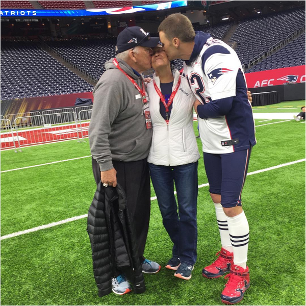 O jogador de futebol americano Tom Brady com os pais (Foto: Instagram)