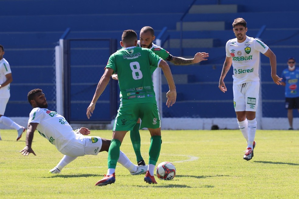 Auremir foi um dos principais destaques da partida — Foto: AssCom Dourado