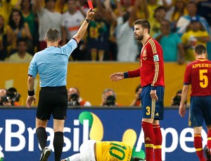  Gerard Pique cartão vermelho final jogo Espanha Brasil (Foto: Reuters)