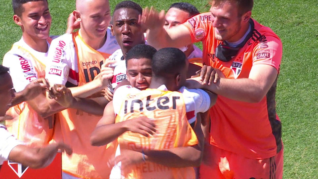 Brenner fez de cabeça do gol da vitória sobre o Corinthians no Brasileiro