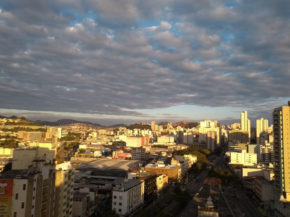 Céu parcialmente nublado com sol entre nuvens em Juiz de Fora — Foto: Fellype Alberto/g1