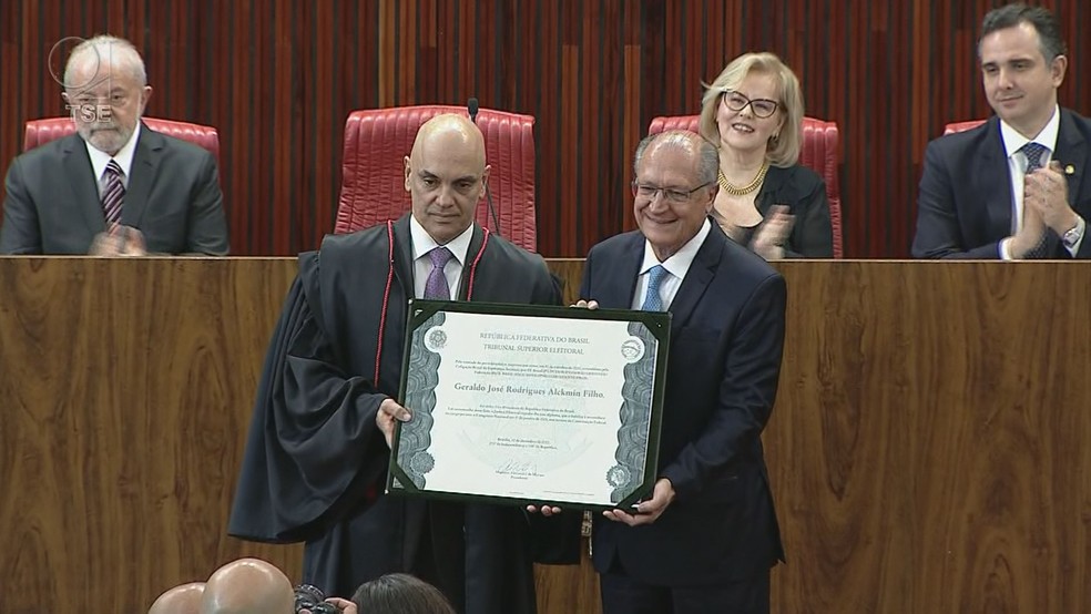 Geraldo Alckmin recebe o diploma de Alexandre de Moraes, presidente do TSE — Foto: Reprodução GloboNews