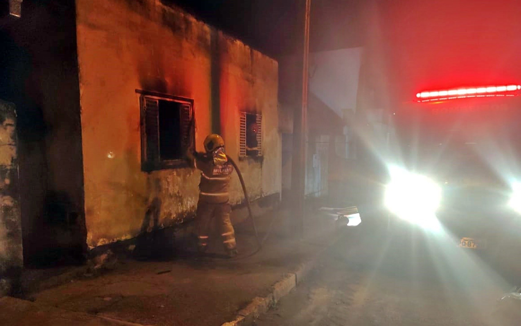 Família tem casa incendiada após brincadeira de filho de 3 anos com isqueiro em Boa Esperança, MG