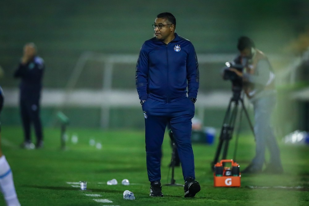 Roger Machado minimiza vitória fora de casa: não tira peso nenhum