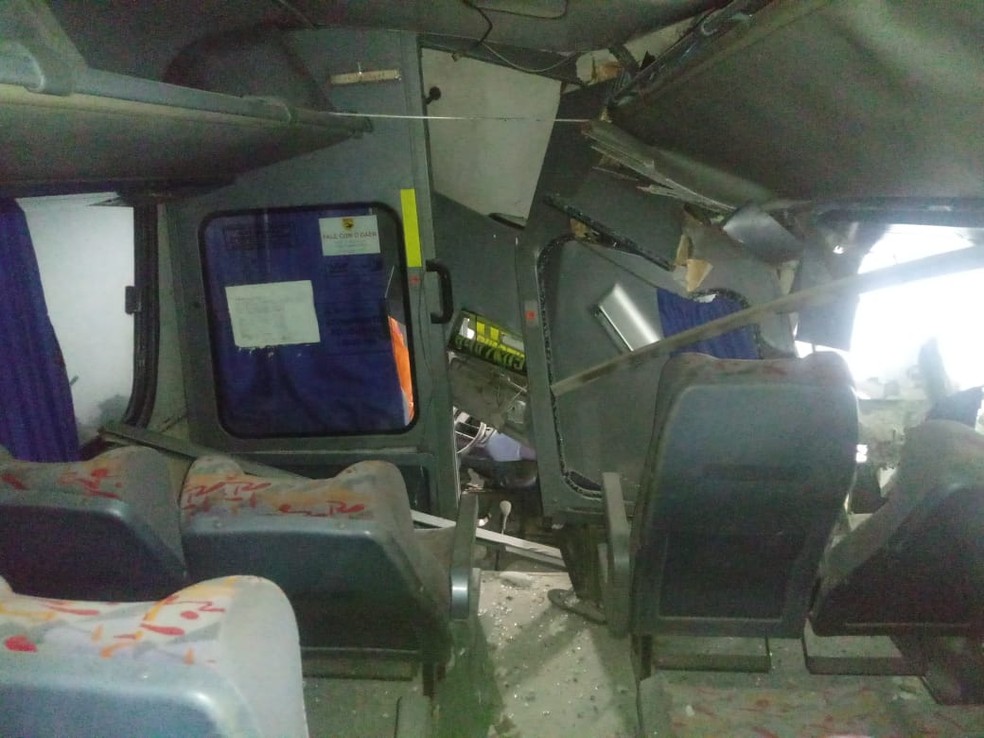 Parte de dentro do ônibus que invadiu posto de combustíveis em Arapiraca, no Agreste de Alagoas — Foto: Divulgação/Corpo de Bombeiros de Alagoas