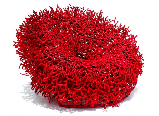 A poltrona Acaú, de Sergio Matos, ganha a cobertura do fio de algodão e a intensidade do verniz vermelho (Foto: Divulgação) (Foto: Divulgação)