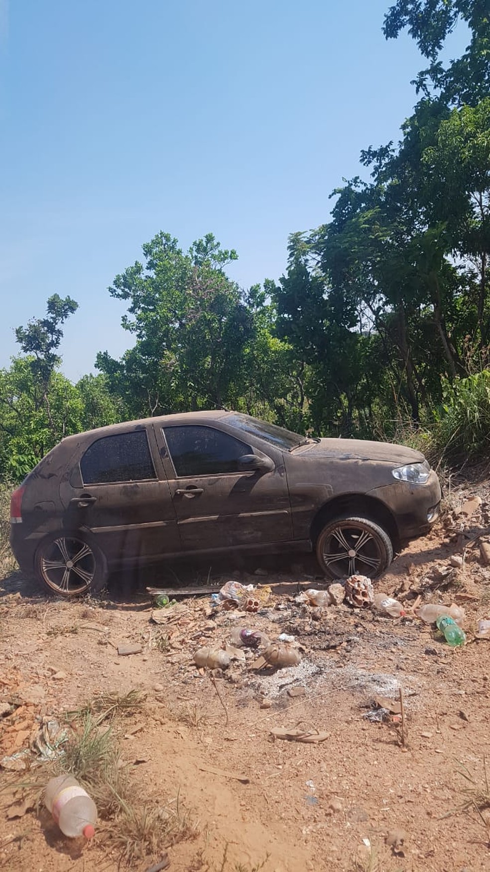 Quadrilha abandonou alguns dos veículos furtados de garagem em Várzea Grande — Foto: Polícia Militar de Várzea Grande/Divulgação