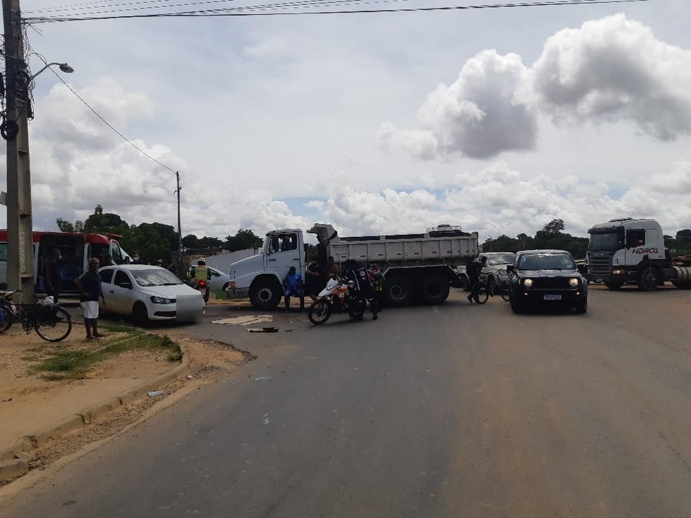 Os três feridos estavam em uma motocicleta quando colidiram com o caminhão e foram arremessados contra um carro. — Foto: Ascom PRF