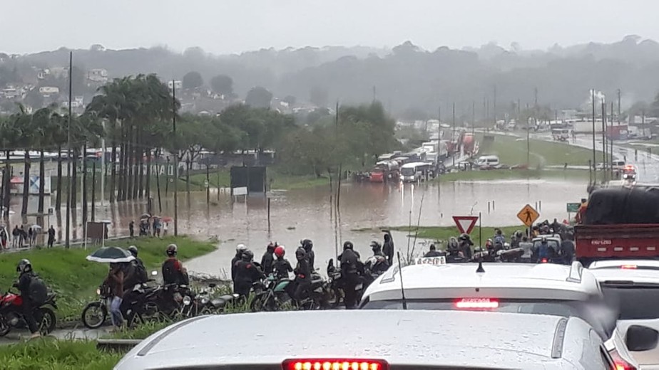 Chuva causa mortes, deslizamento de barreiras e alagamentos no Grande Recife