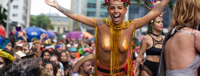 Domingo de carnaval começa com desfile do Boi Tolo, no Centro do Rio — Foto: Márcia Foletto/Agência O Globo