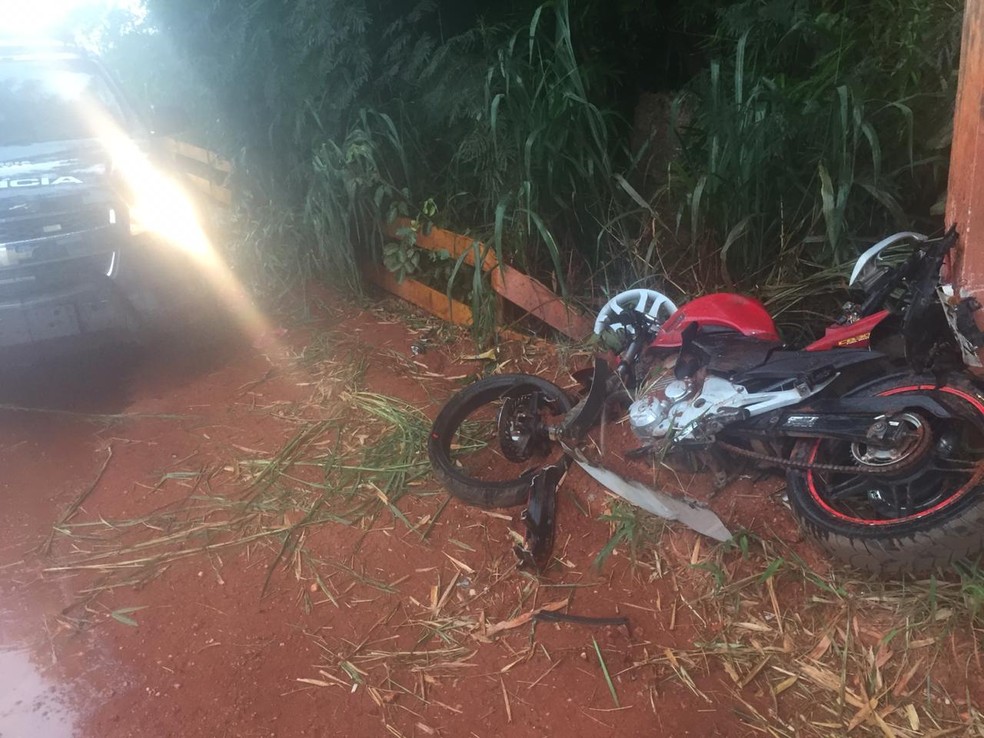 Motocicleta da vítima ficou destruída após ser atingida por carro em Cuiabá — Foto: Polícia Militar de Mato Grosso/Divulgação