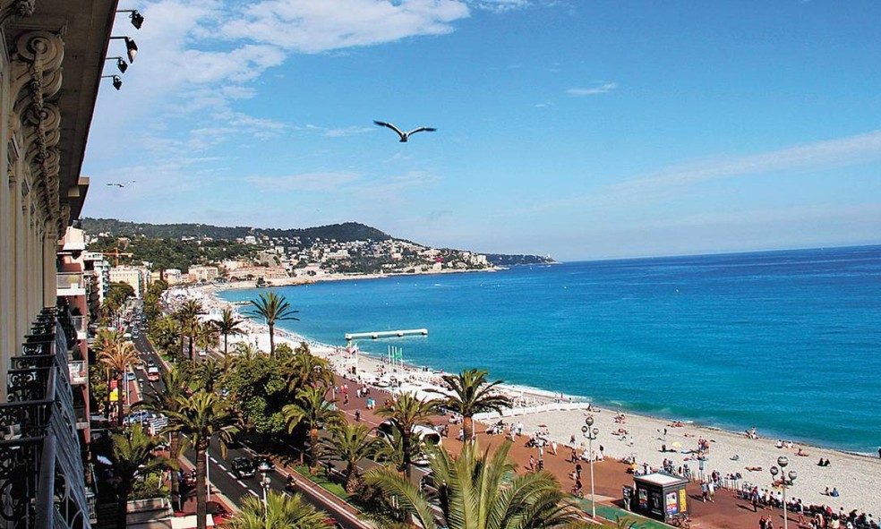 Vista da Promenade des Anglais, o principal calçadão de Nice, na Riviera Francesa — Foto: Boa Viagem/O GLOBO