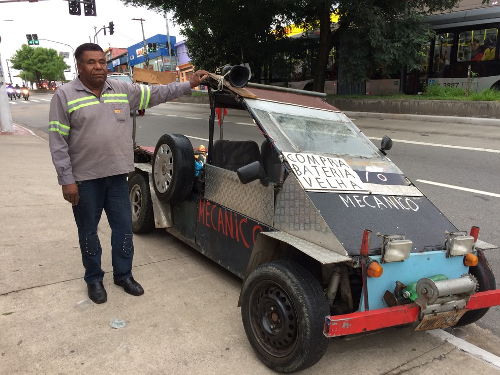 Altino Evangelista ao lado do carro que construiu com carcaÃ§as de Fusca, BrasÃ­lia e Kombi (Foto: Glauco AraÃºjo/G1)