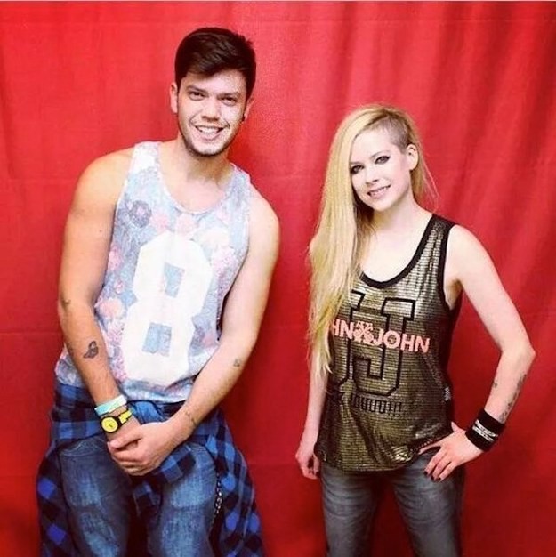 Avril Lavigne e fã no 'Meet & Greet' em São Paulo (Foto: imgur)