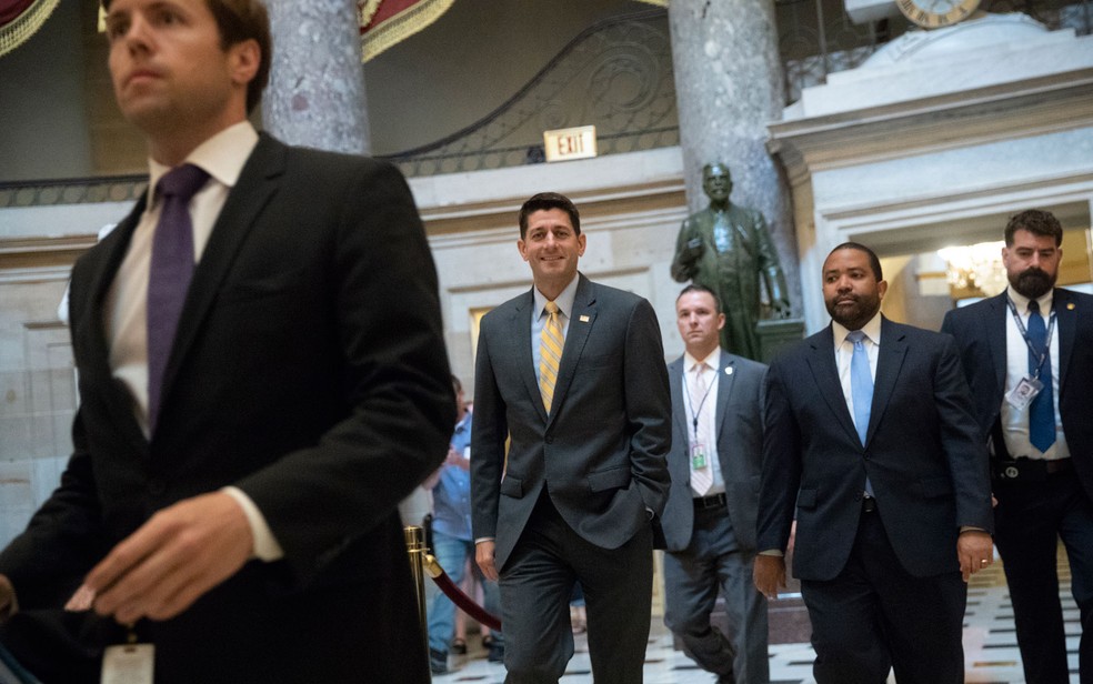 O presidente da Câmara dos EUA, Paul Ryan, se encaminha à sessão onde um dos projetos republicanos para imigração foi rejeitado e outro teve sua votação adiada, na quinta-feira (21) (Foto: AP Photo/J. Scott Applewhite)