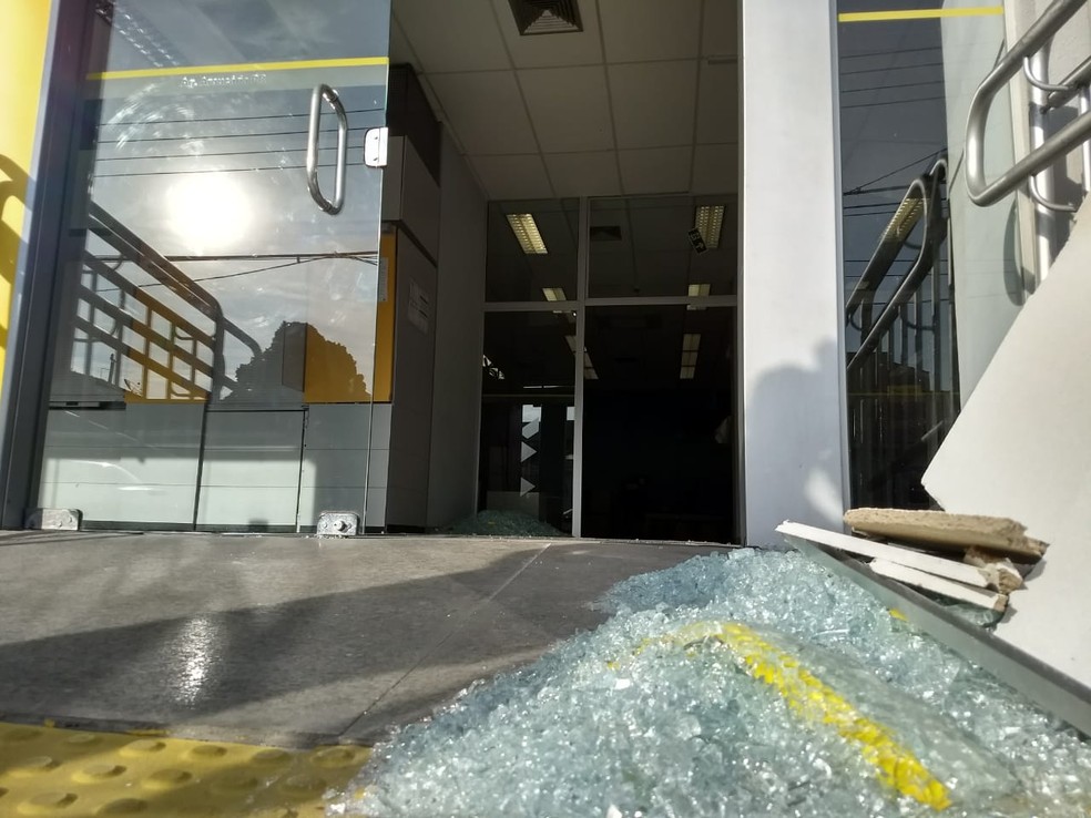 Há estilhaços de vidro dentro e fora da agência bancária — Foto: Cassiano Rolim/RPC