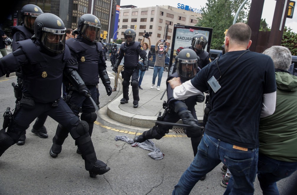 Em Tarragona, polícia espanhola entra em confronto com manifestantes perto de local de votação pela independência da Catalunha (Foto: David Gonzalez/Reuters)