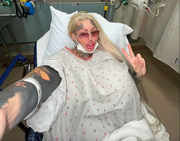 Mary Sebastian Pickles Magdalene internada após a explosão de um de seus implantes — Foto: Instagram